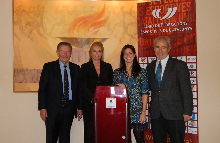 foto de Montejano con su trineo de esta temporada junto a David Moner, presidente de la UFEC; María Teresa Samaranch, presidenta de la FEDH; y Òscar Cruz, presidente de la Federació Catalana d'Esports d'Hivern.